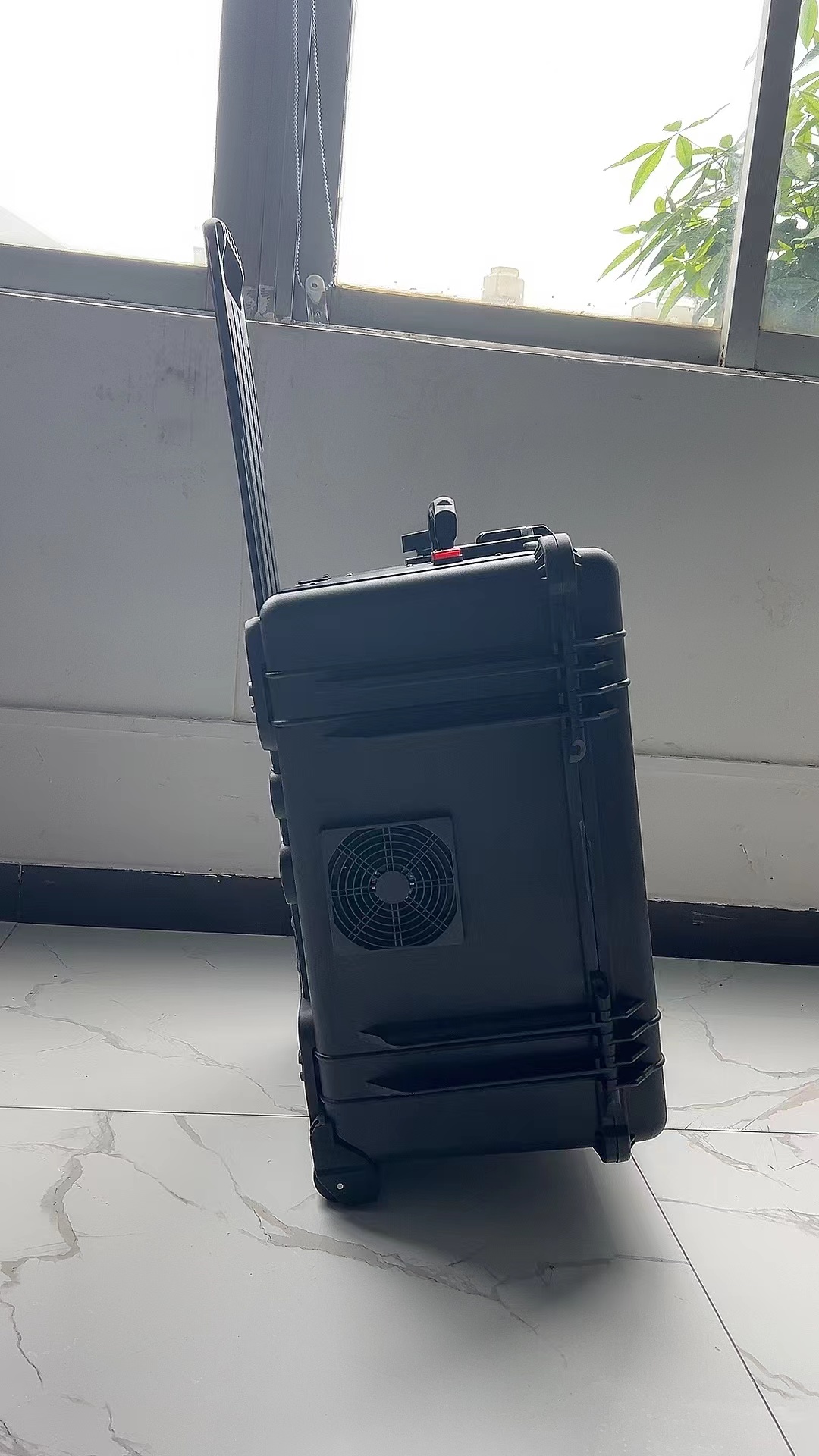 阿克塞手拉箱型移动通信干扰器